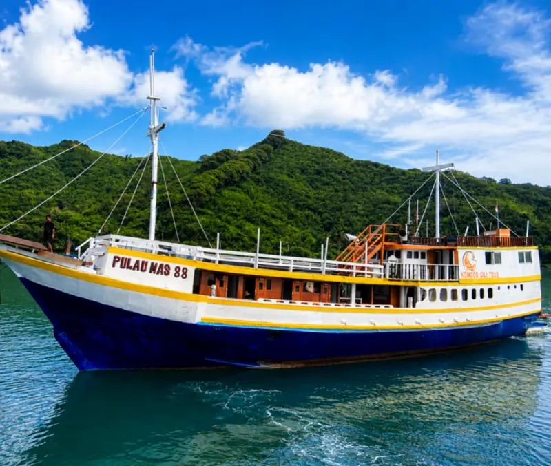 KLM Pulau Mas liveaboard boat for Komodo sailing adventure